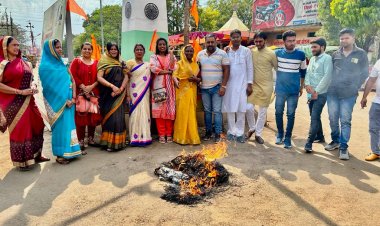 कांग्रेस नेता राहुल गांधी की सदस्यता समाप्त करने के खिलाफ पार्टी का सत्याग्रह