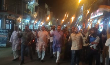 राहुल गांधी के समर्थन मे युवा कांग्रेस ने निकाला मशाल जुलूस