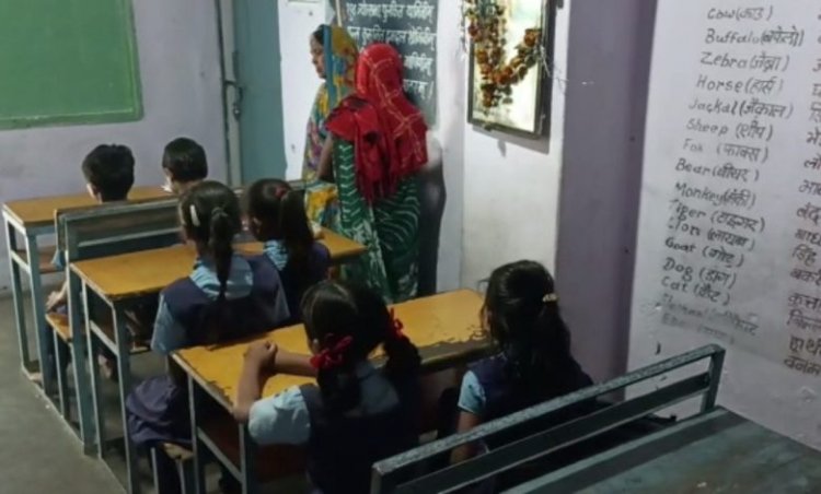 शिक्षक ने बच्चियों से की अश्लील हरकत, आधा स्कूली ड्रेस उतरवाकर कराया डांस, बताने पर दी मारने की धमकी, आरोपी अरेस्ट