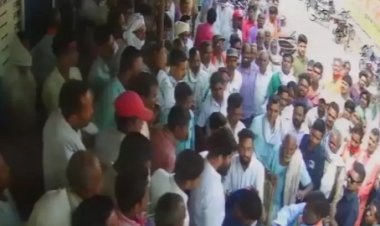 थप्पड़ बाज विधायक : कांग्रेस विधायक बृहस्पत के खिलाफ उतरे बैंककर्मी, कहा - विधायक पर कार्रवाई नहीं हुई तो करेंगे बैंक बंद