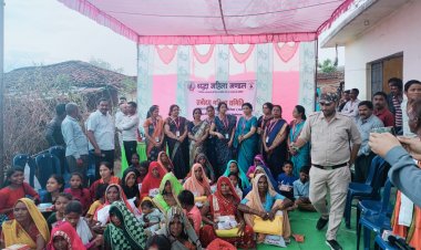 मच्छरों  के प्रकोप से बचने सर्वोदय महिला समिति के द्वारा गरीब महिलाओं को किया गया  मच्छरदानी वितरण