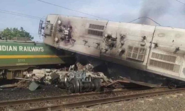 MP ट्रेन हादसे में एक की मौत,  बिलासपुर-शहडोल मार्ग के सिंहपुर स्टेशन पर मालगाड़ी आपस में टकराई, इंजन में लगी आग, एक पायलट की मौत, 5 घायल