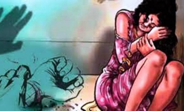 आरक्षक ने युवती का अपहरण कर किया रेप,  परिजनों पर एक महीने तक बंधक बनाकर मारपीट करने के आरोप,  9 लोगों पर FIR