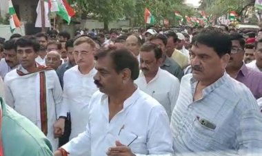 कांग्रेस कार्यालय में बजरंग दल की तोड़फोड़,  विरोध में सड़क पर उतरे कांग्रेसी, निकाली मौन रैली, तन्खा बोले- कार्रवाई के नाम पर की जा रही खानापूर्ति, सरकार का काउंटडाउन शुरू