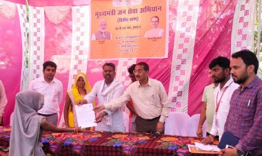 विधायक एवं कलेक्टर  ग्राम पंचायत धनवाही एवं विद्युत वितरण केंद्र उमारिया के  मुख्यमंत्री जनसेवा अभियान शिविर में