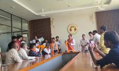 MP में कांग्रेस को झटका: बड़ी संख्या में युवा कांग्रेसी कार्यकर्ता बीजेपी में शामिल, CM शिवराज ने गमछा पहनाकर किया स्वागत