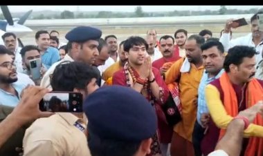 बागेश्वर धाम के पीठाधीश्वर धीरेंद्र कृष्ण शास्त्री पहुचे हवाई पट्टी, कटनी के साथ साथ उमरिया को भी किया धन्य