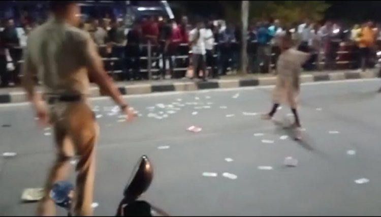 पुलिस ने मांगी घूस, तो महिला ने थाने के सामने उड़ाए 500-500 के नोट, सड़क पर लग गया जाम