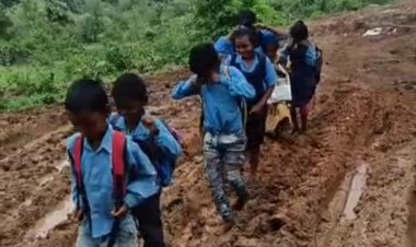 दलदले मार्ग से विद्यालय पहुंच रहे मासूम छात्र