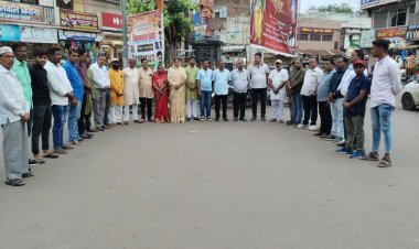 राहुल गांधी को गुजरात हाईकोर्ट से राहत न मिलने के विरोध मे कांग्रेस का मौन प्रदर्शन