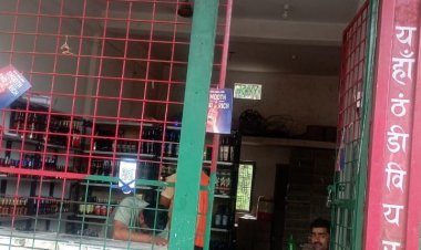 ठेकेदार के द्वारा जगह जगह अवैध शराब बेचवाई जा रही, आबकारी विभाग बना मूक