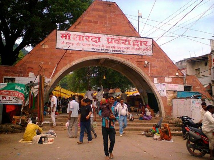 मंदिर परिसर में सफाई व्यवस्था चरमराई, श्रद्धालु परेशान