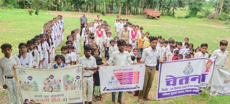 महिला जागरूकता अभियान के तहत ग्राम देवरी में स्कूल के छात्र-छात्राओं को गुड टच-बैड टच के बारे में बताकर हेल्पलाइन नंबर की दी गई जानकारी