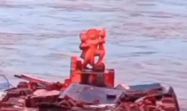 ईश्वर है :   आफत की बारिश से मंदिर धराशायी, लेकिन बाढ़ नहीं हिला पाई हनुमान जी की प्रतिमा