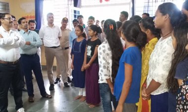 जानते हैं आखिर कलेक्टर ने सबके सामने क्यों कहा अपने आपको बुद्धू , फिर लगे सब हसने