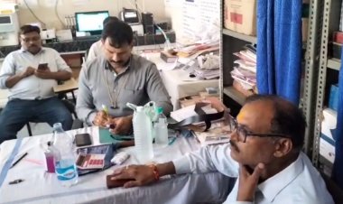 लैब असिस्टेंट के माध्यम से CMHO ले रहा था रिश्वत, लोकायुक्त ने किया ट्रैप, डॉक्टर से मांगी थी डेढ़ लाख की घूस    