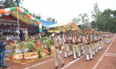 जिले में हर्षोल्लास व उमंग के साथ मनाया गया स्वतंत्रता दिवस,  कलेक्टर  नीरज कुमार सिंह ने किया ध्वजरोहण