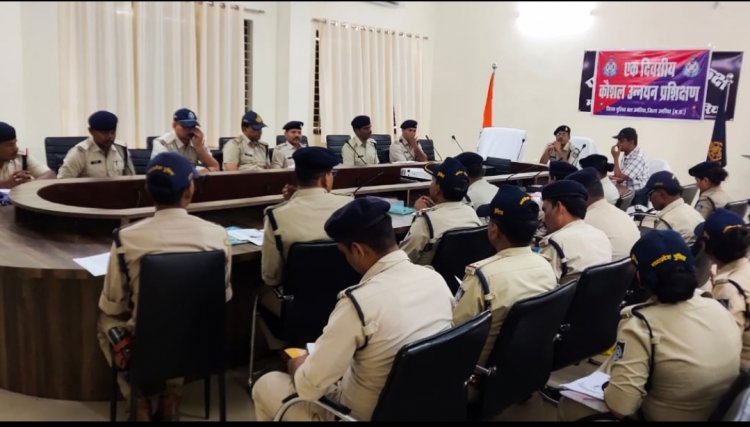 विशेष जागरूकता अभियान:  “अभिमन्यु-2” के तहत पुलिस कंट्रोल रूम में आयोजित की गई अनुसंधान कार्यशाला 