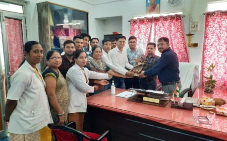 टेक्नीशियन एसोसिएशन (हेल्थ सर्विसेज)  की तरफ से सिविल सर्जन  को मां सरस्वती की प्रतिमा की गई  भेंट