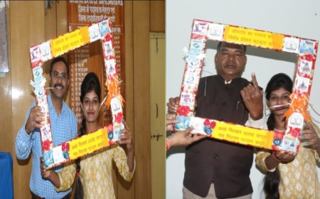 सेल्फी प्वाइंट के माध्यम से जिला निर्वाचन अधिकारी एवं उप जिला निर्वाचन अधिकारी ने मतदान करने की अपील की