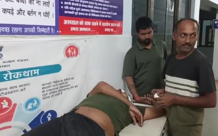 डम्फर से टकराई स्कूटी, युवक गम्भीर