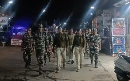 चुनाव के मद्देनजर  नगर मे निकाला गया फ्लैग मार्च