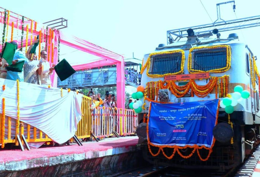 मुख्यमंत्री ने शहडोल अनूपपुर  एक्सप्रेस ट्रेन को हरी दिखा कर किया रवाना