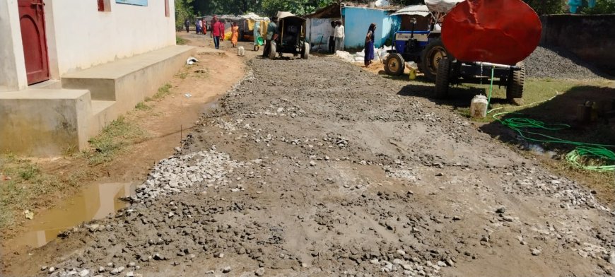 सड़क निर्माण कार्य में खुलेआम की जा रही धांधली, कमीशन के जुगाड में लगे जिम्मेदार