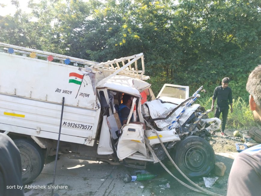 ट्रक व पिकप के जोरदार भिड़ंत में दोनों चालक घायल