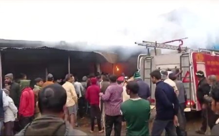 किराने की दुकान में तड़के लगी अचानक आग, आग हुई बेकाबू, रखा सामान जल कर ख़ाक