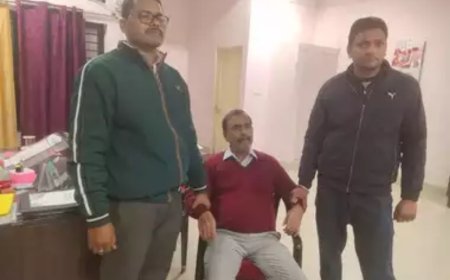 लोकायुक्त की टीम ने केंद्रीय विद्यालय के प्राचार्य को रिश्वत लेते हुए रंगे हाथ पकड़ा