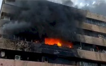 वल्लभ भवन भीषण आग की चपेट में, दर्जन भर दमकल की गाड़ियां लगी आग बुझाने में, सेना की भी ली जा रही है मदद