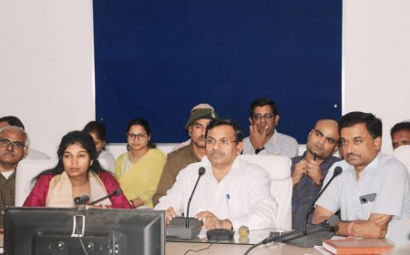 सेक्टर आफीसर एवं पुलिस अधिकारी संयुक्त भ्रमण कर निर्वाचन हेतु जन विश्वास अर्जित करें-  संभागायुक्त आयुक्त
