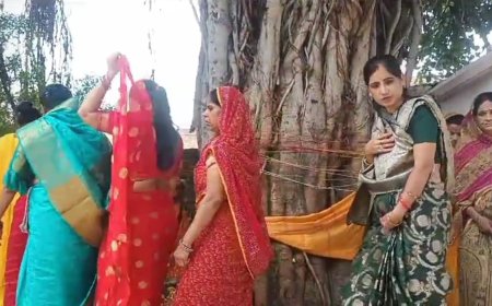पति की दीर्घायु के लिए महिलाओं ने रखा निर्जला व्रत