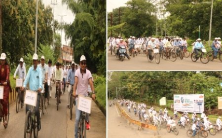 कलेक्टर, पुलिस अधीक्षक , सीईओ जिला पंचायत सहित बच्चों ने साईकिल चलाकर नगरवासियों को दिया स्वकच्छता का संदेश