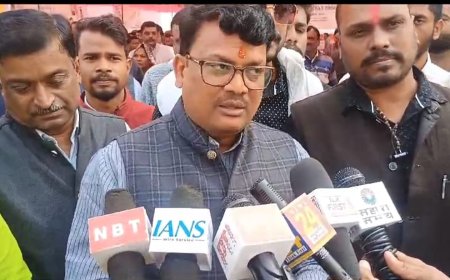सड़क निर्माण में कोई भी अतिक्रमण बाधा नहीं बनेगा- प्रभारी मंत्री