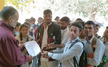 लाइब्रेरी में पुस्तक उपलब्ध न होने को लेकर NSUI ने सौंपा ज्ञापन