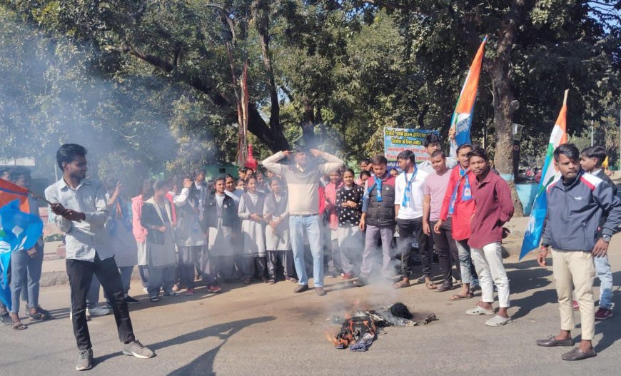 बाबा साहब के लिए किये गए अपमानजनक टिप्पणी के विरोध में एनएसयूआई ने जलाया अमित शाह का पुतला