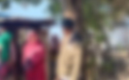 पुश्तैनी मकान के सामने पेड़ पर लटकता मिला शव