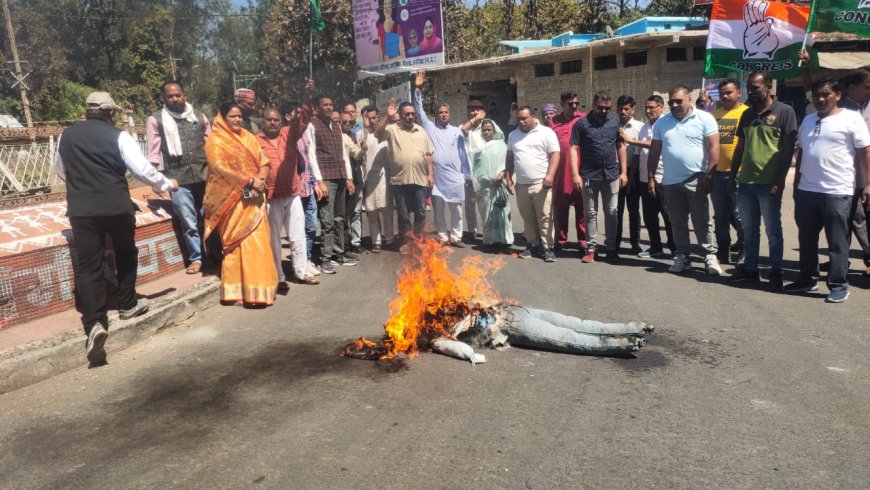 कांग्रेस ने फूंका मंत्री प्रहलाद पटेल का पुतला