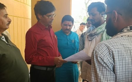 फीस वृद्धि के खिलाफ एन.एस.यू.आई. का मोर्चा, कुलपति को सौंपा ज्ञापन