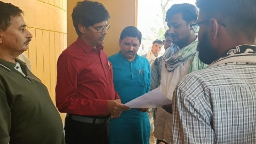फीस वृद्धि के खिलाफ एन.एस.यू.आई. का मोर्चा, कुलपति को सौंपा ज्ञापन