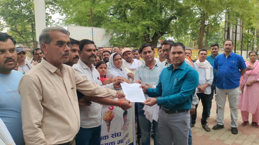 ग्राम रोजगार सहायक संघ ने अपनी विभिन्न मांगों को लेकर मुख्यमंत्री के नाम सीईओ जिला पंचायत को सौंपा ज्ञापन