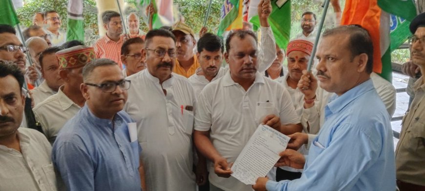 आदिवासियों पर हो रहे अत्याचार के विरोध में आदिवासी कांग्रेस ने सौंपा ज्ञापन