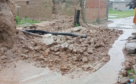 भारी बारिश होने से ढह गई गरीब की कुटिया, आदिवासी सीताराम गम्भीर