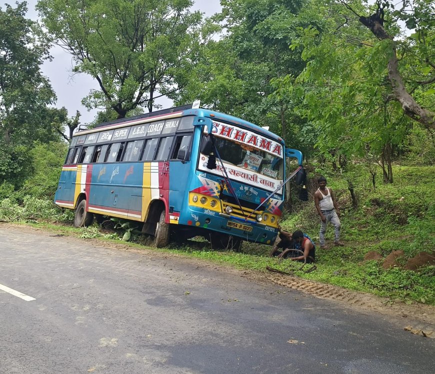 बाइक सवार को बचाने अनियंत्रित हुई बस, बाल-बाल बचे यात्री