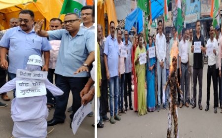 वोट चोर गद्दी छोड़ के नारो से गूंजा चौराहा,।  कांग्रेस ने फूंका चुनाव आयोग का पुतला