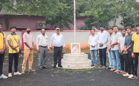 राजीव गांधी की जयंती पर कांग्रेसजनों ने तैल चित्र पर पुष्पांजलि अर्पित कर उन्हें याद किया