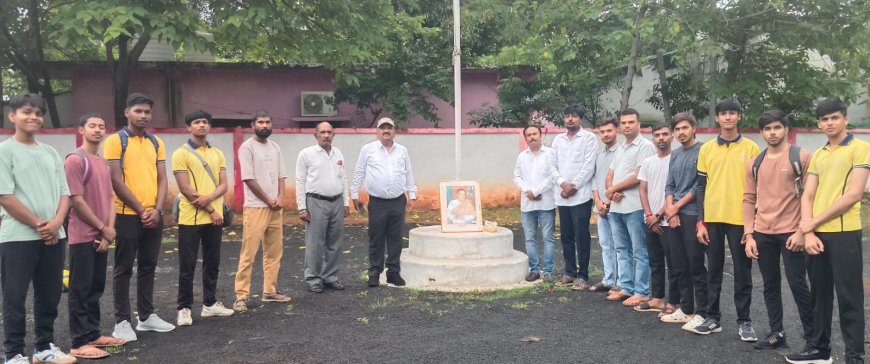 राजीव गांधी की जयंती पर कांग्रेसजनों ने तैल चित्र पर पुष्पांजलि अर्पित कर उन्हें याद किया