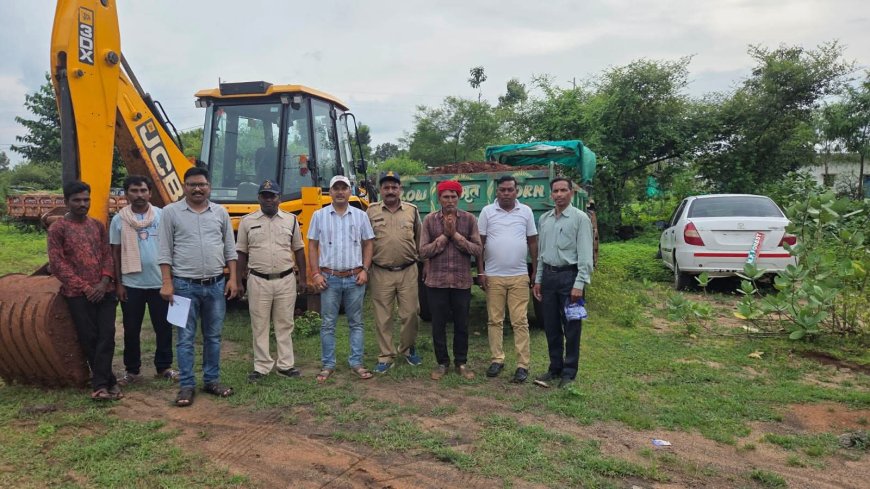 मुरूम का अवैध उत्खनन करते जेसीबी जब्त